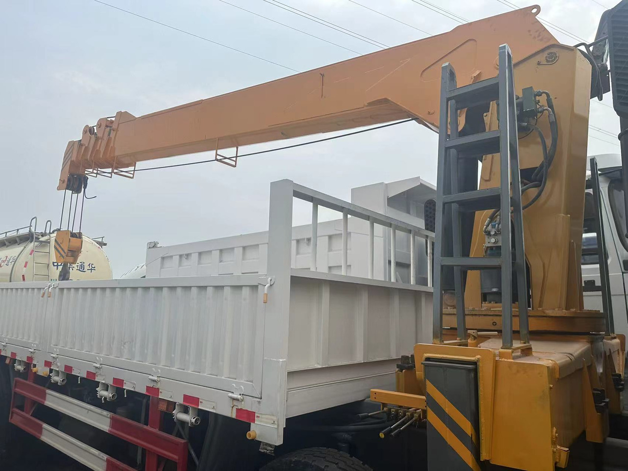 SINOTRUK HOWO 375 8X4 12TONS CLICK HERE FOR DISCOUNT - Camion grue: photos 3 SINOTRUK HOWO 375 8X4 12TONS CLICK HERE FOR DISCOUNT - Camion grue: photos 3