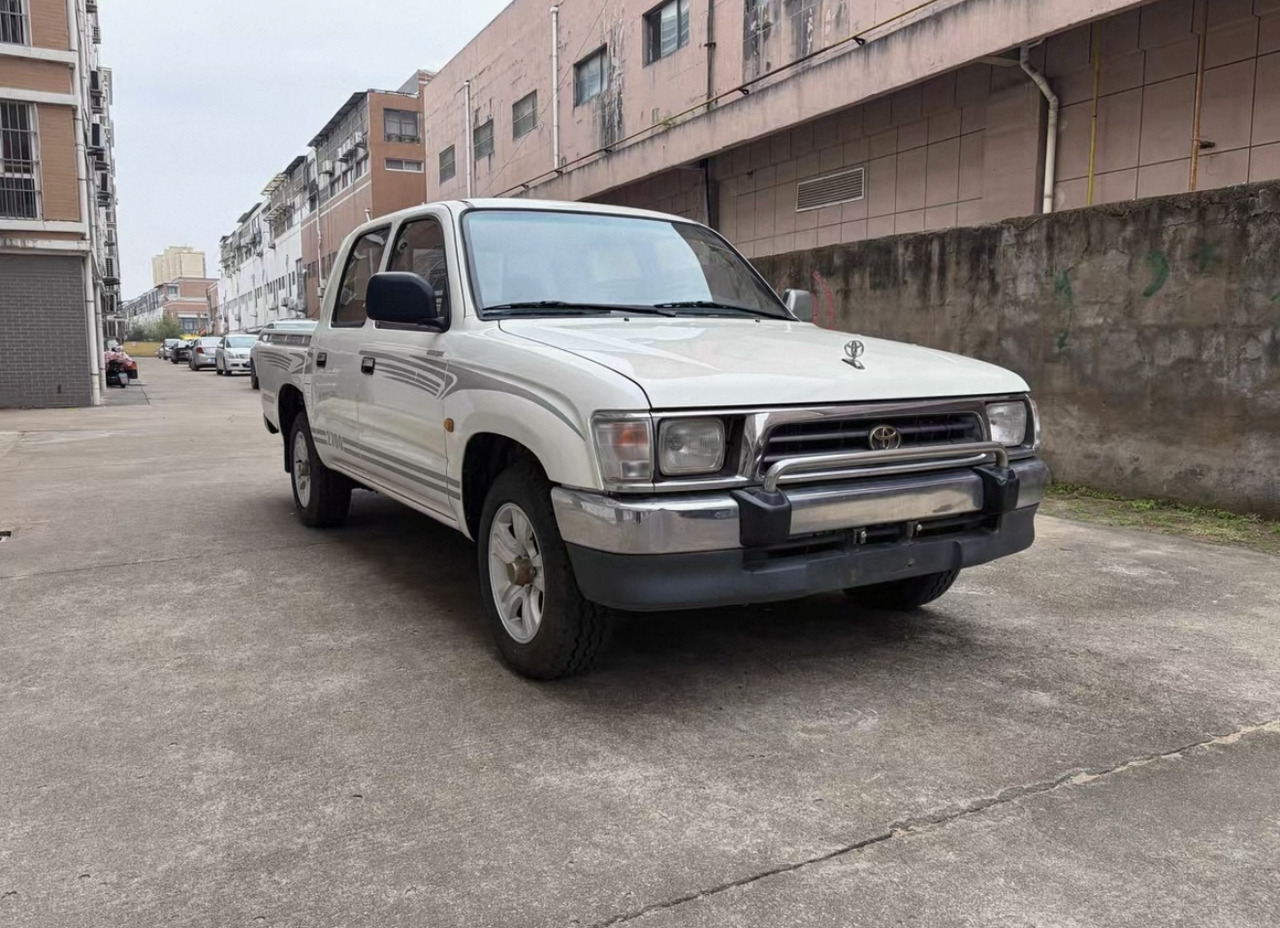 TOYOTA Toyota Hilux Truck Click for Discount - Camion benne: photos 1 TOYOTA Toyota Hilux Truck Click for Discount - Camion benne: photos 1