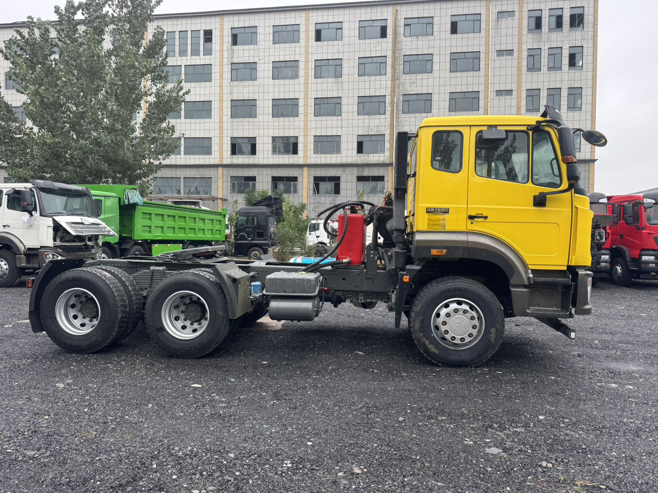 SINOTRUK HOWO 430HP Hydraulic Lift-Equipped Tractor Unit Click for Discount - Tracteur routier: photos 4 SINOTRUK HOWO 430HP Hydraulic Lift-Equipped Tractor Unit Click for Discount - Tracteur routier: photos 4