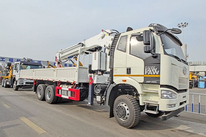 FAW FAW Truck Mounted Crane with Hydraulic Boom for Sale in Kuwait - Camion grue: photos 1 FAW FAW Truck Mounted Crane with Hydraulic Boom for Sale in Kuwait - Camion grue: photos 1