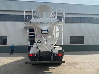 SINOTRUK Cement Mixer Truck for Sale in Zambia - Camion malaxeur: photos 4 SINOTRUK Cement Mixer Truck for Sale in Zambia - Camion malaxeur: photos 4