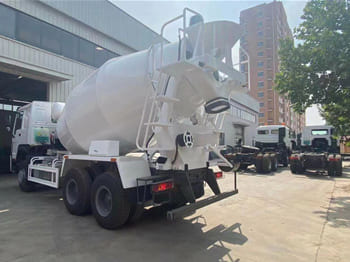 SINOTRUK Cement Mixer Truck for Sale in Zambia - Camion malaxeur: photos 3 SINOTRUK Cement Mixer Truck for Sale in Zambia - Camion malaxeur: photos 3