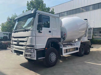 SINOTRUK Cement Mixer Truck for Sale in Zambia - Camion malaxeur: photos 1 SINOTRUK Cement Mixer Truck for Sale in Zambia - Camion malaxeur: photos 1