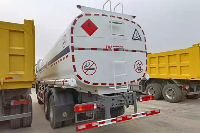 SINOTRUK Howo 6X4 Oil Truck Price for Sale in Djibouti - Camion citerne: photos 4 SINOTRUK Howo 6X4 Oil Truck Price for Sale in Djibouti - Camion citerne: photos 4