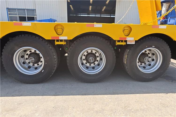 TITAN 40ft Low Bed Trailer with Hydraulic Folding Ladder for Sale In Malawi - Semi-remorque surbaissé: photos 4 TITAN 40ft Low Bed Trailer with Hydraulic Folding Ladder for Sale In Malawi - Semi-remorque surbaissé: photos 4