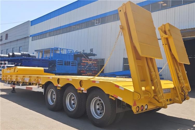 TITAN 40ft Low Bed Trailer with Hydraulic Folding Ladder for Sale In Malawi - Semi-remorque surbaissé: photos 2 TITAN 40ft Low Bed Trailer with Hydraulic Folding Ladder for Sale In Malawi - Semi-remorque surbaissé: photos 2