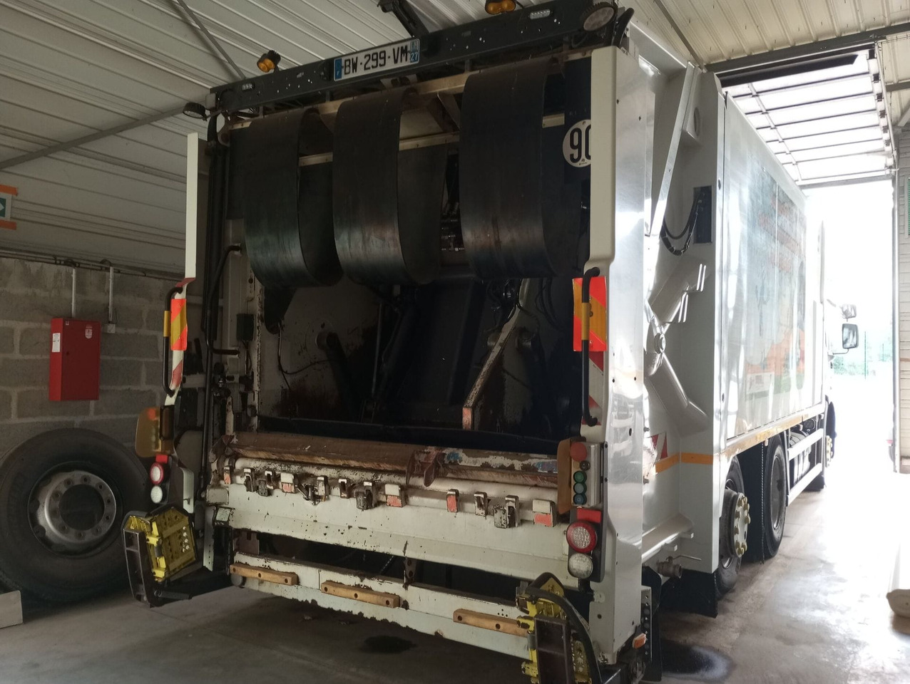 BOM de marque Renault 310 DXI - benne SEMAT bi compartiment - boite de vitesse récente de 5000 km - 2 pneus neufs - dernier passage aux mines en septembre 2023 - arrêt de circulation octobre 2023 - ba - Benne à ordures ménagères: photos 3 BOM de marque Renault 310 DXI - benne SEMAT bi compartiment - boite de vitesse récente de 5000 km - 2 pneus neufs - dernier passage aux mines en septembre 2023 - arrêt de circulation octobre 2023 - ba - Benne à ordures ménagères: photos 3