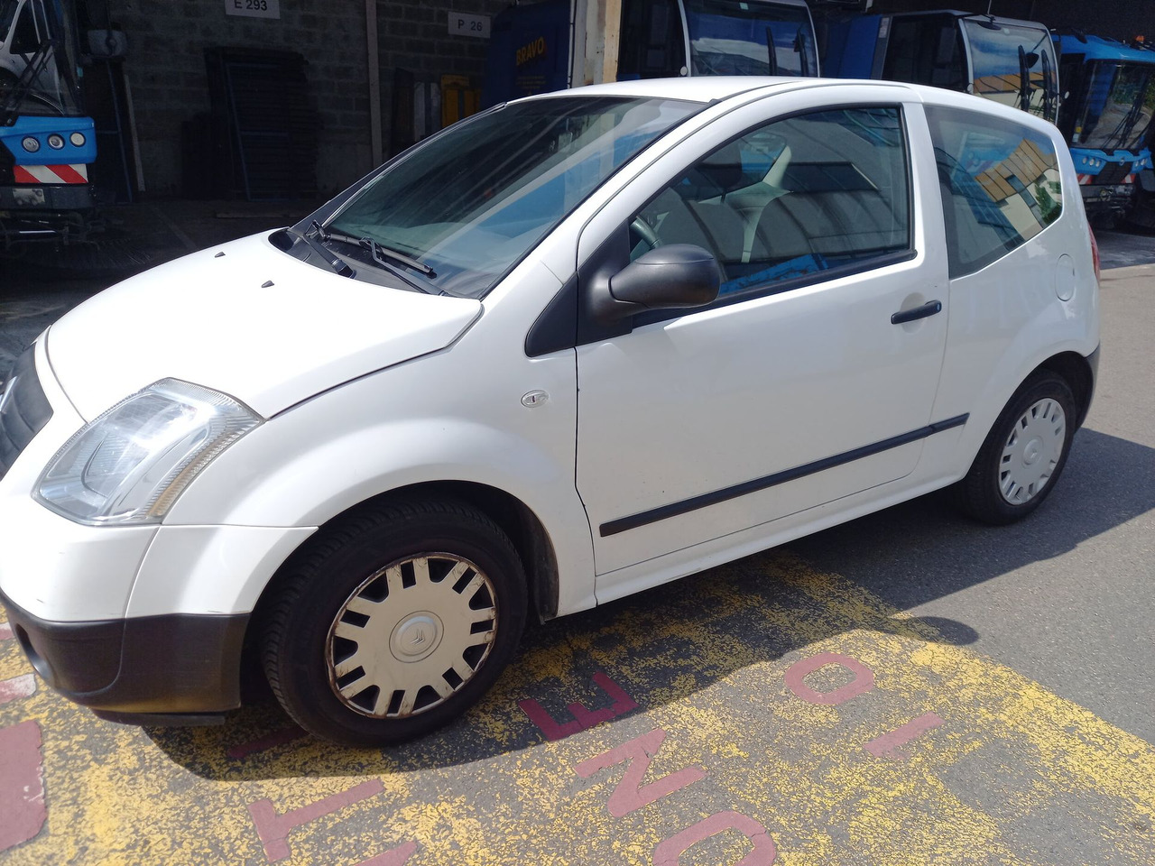 CITROEN C2 -Berline commerciale essence - 3 portes - 2 plac - Voiture: photos 2 CITROEN C2 -Berline commerciale essence - 3 portes - 2 plac - Voiture: photos 2