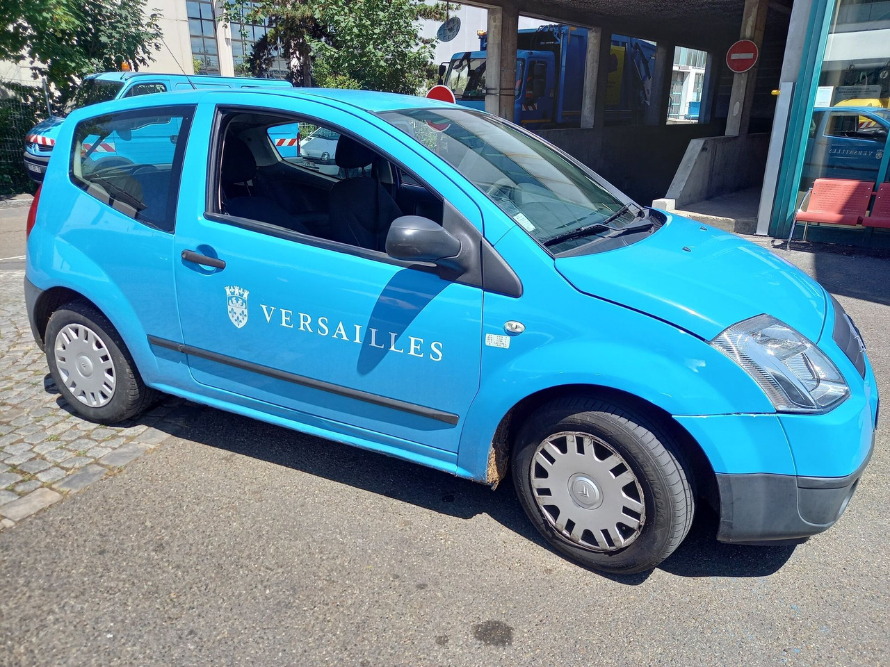 CITROEN C2 - Voiture berline commerciale essence - 3 portes - Berline: photos 1 CITROEN C2 - Voiture berline commerciale essence - 3 portes - Berline: photos 1