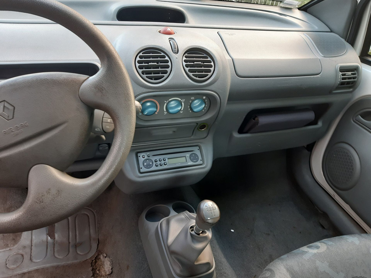 RENAULT TWINGO - Berline essence - 3 portes - 4places - Vitr - Voiture: photos 3 RENAULT TWINGO - Berline essence - 3 portes - 4places - Vitr - Voiture: photos 3