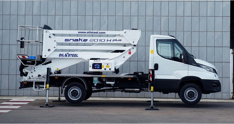 Oil & Steel Snake 2010 HE PLUS Sobre IVECO 35S14 Distancia entre ejes 3750 mm - Nacelle: photos 1 Oil & Steel Snake 2010 HE PLUS Sobre IVECO 35S14 Distancia entre ejes 3750 mm - Nacelle: photos 1