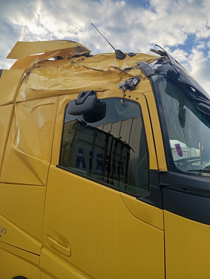 VOLVO FH 460 Aero, Damaged, Located in Bari,Italy - Tracteur routier: photos 5 VOLVO FH 460 Aero, Damaged, Located in Bari,Italy - Tracteur routier: photos 5