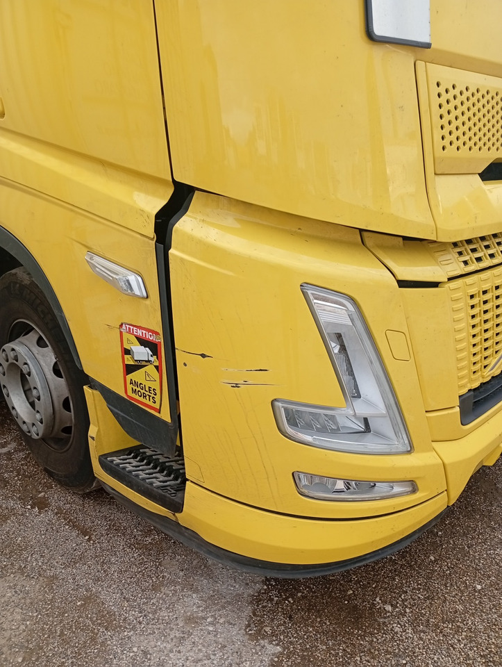 VOLVO FH 460 Aero, Damaged, Located in Bari,Italy - Tracteur routier: photos 4 VOLVO FH 460 Aero, Damaged, Located in Bari,Italy - Tracteur routier: photos 4