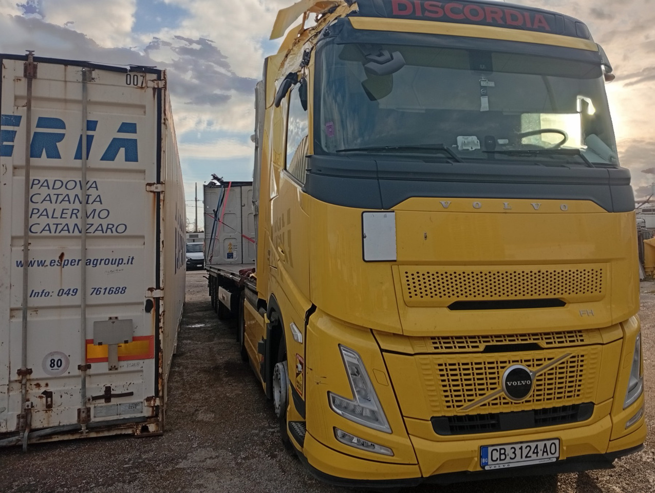 VOLVO FH 460 Aero, Damaged, Located in Bari,Italy - Tracteur routier: photos 1 VOLVO FH 460 Aero, Damaged, Located in Bari,Italy - Tracteur routier: photos 1