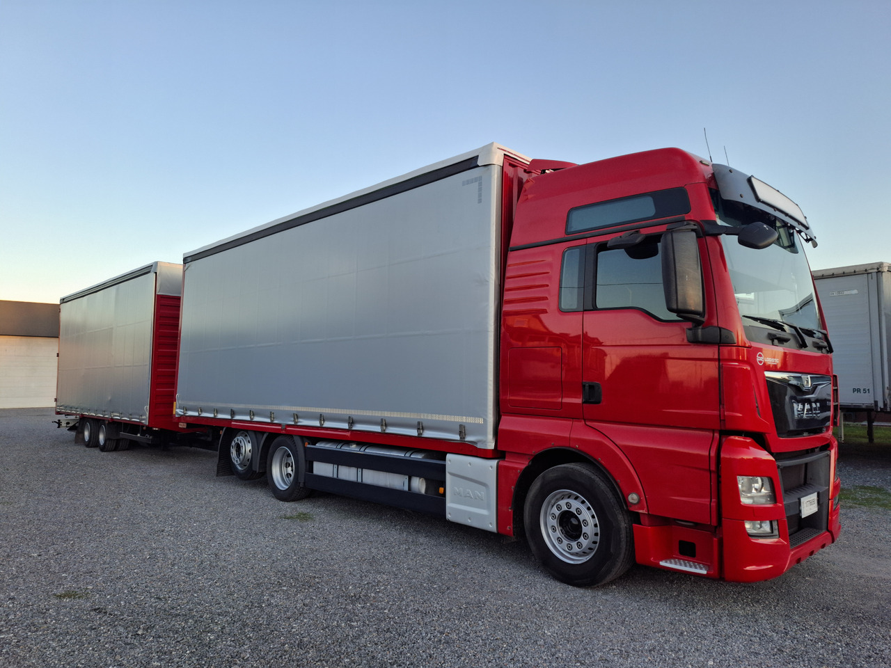 MAN TGX 26.440 E6 + SCHMITZ - Camion à rideaux coulissants: photos 1 MAN TGX 26.440 E6 + SCHMITZ - Camion à rideaux coulissants: photos 1