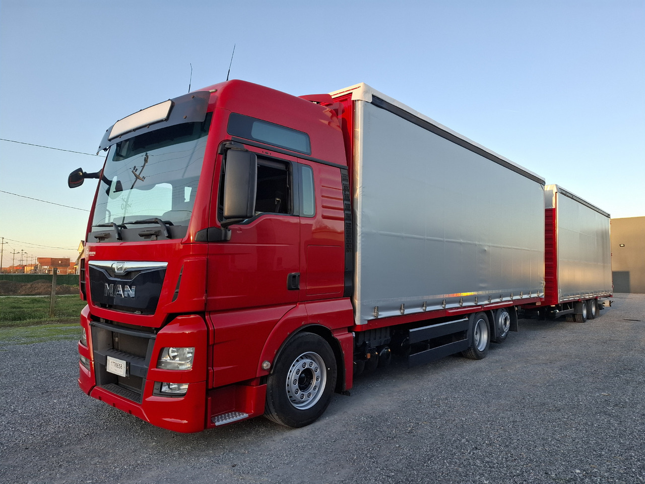 MAN TGX 26.440 E6 + SCHMITZ - Camion à rideaux coulissants: photos 3 MAN TGX 26.440 E6 + SCHMITZ - Camion à rideaux coulissants: photos 3