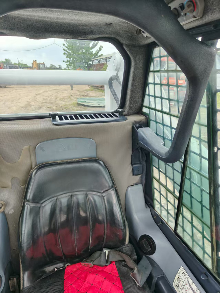 BOBCAT skid steer loader S300 - Mini chargeuse: photos 5 BOBCAT skid steer loader S300 - Mini chargeuse: photos 5