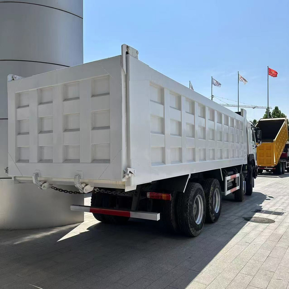 SINOTRUK howo 371 8x4 dump truck - Tombereau: photos 2 SINOTRUK howo 371 8x4 dump truck - Tombereau: photos 2