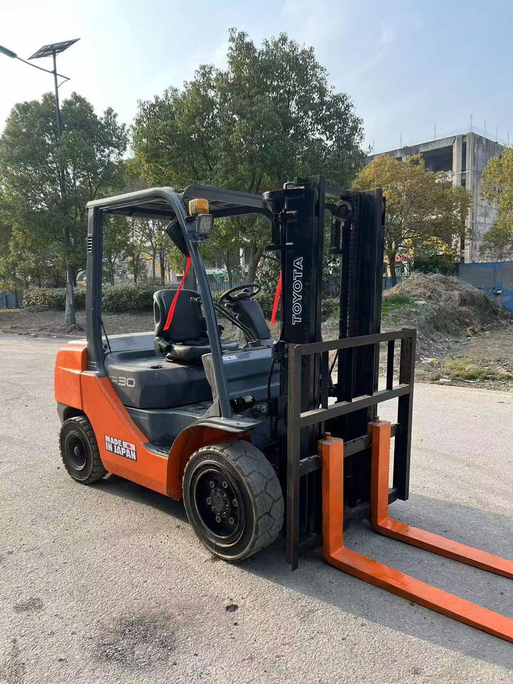 TOYOTA 3 ton 8F used japan brand diesel forklift - Chariot élévateur diesel: photos 2 TOYOTA 3 ton 8F used japan brand diesel forklift - Chariot élévateur diesel: photos 2