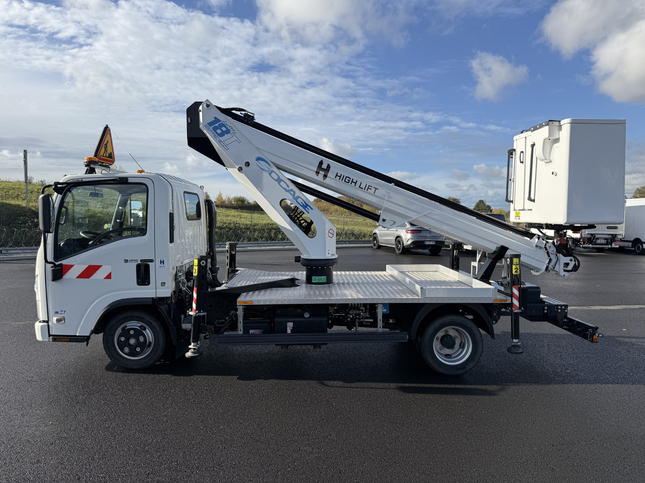 ISUZU M21 SOCAGE 18T NACELLE UTILITAIRES 3T5 - Camion avec nacelle: photos 3 ISUZU M21 SOCAGE 18T NACELLE UTILITAIRES 3T5 - Camion avec nacelle: photos 3