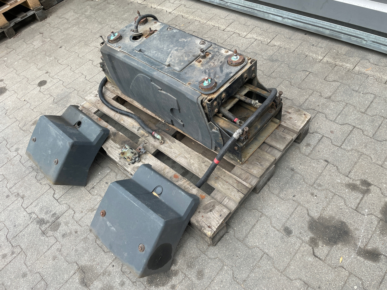 SKRZYNIA SKRZYNKA NA AKUMULATORY MAN TGX TGS 81418606147 - Accumulateur pour Camion: photos 5 SKRZYNIA SKRZYNKA NA AKUMULATORY MAN TGX TGS 81418606147 - Accumulateur pour Camion: photos 5