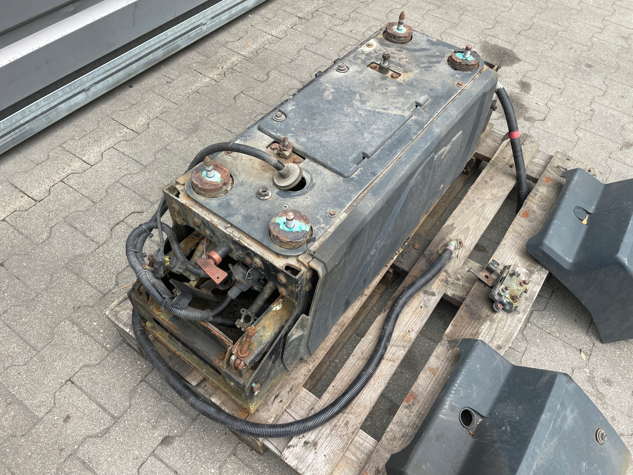 SKRZYNIA SKRZYNKA NA AKUMULATORY MAN TGX TGS 81418606147 - Accumulateur pour Camion: photos 3 SKRZYNIA SKRZYNKA NA AKUMULATORY MAN TGX TGS 81418606147 - Accumulateur pour Camion: photos 3