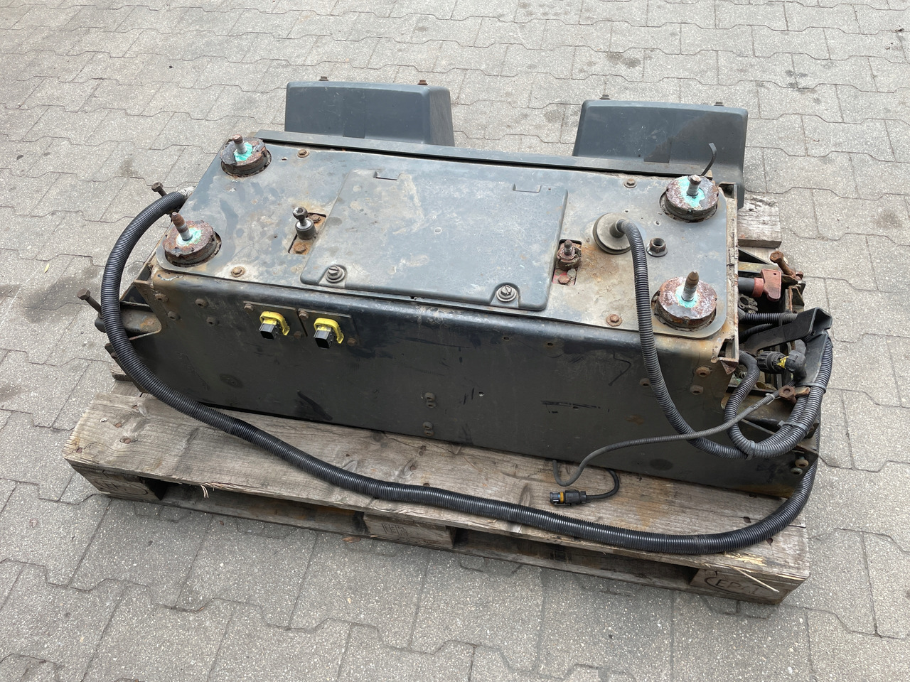 SKRZYNIA SKRZYNKA NA AKUMULATORY MAN TGX TGS 81418606147 - Accumulateur pour Camion: photos 4 SKRZYNIA SKRZYNKA NA AKUMULATORY MAN TGX TGS 81418606147 - Accumulateur pour Camion: photos 4