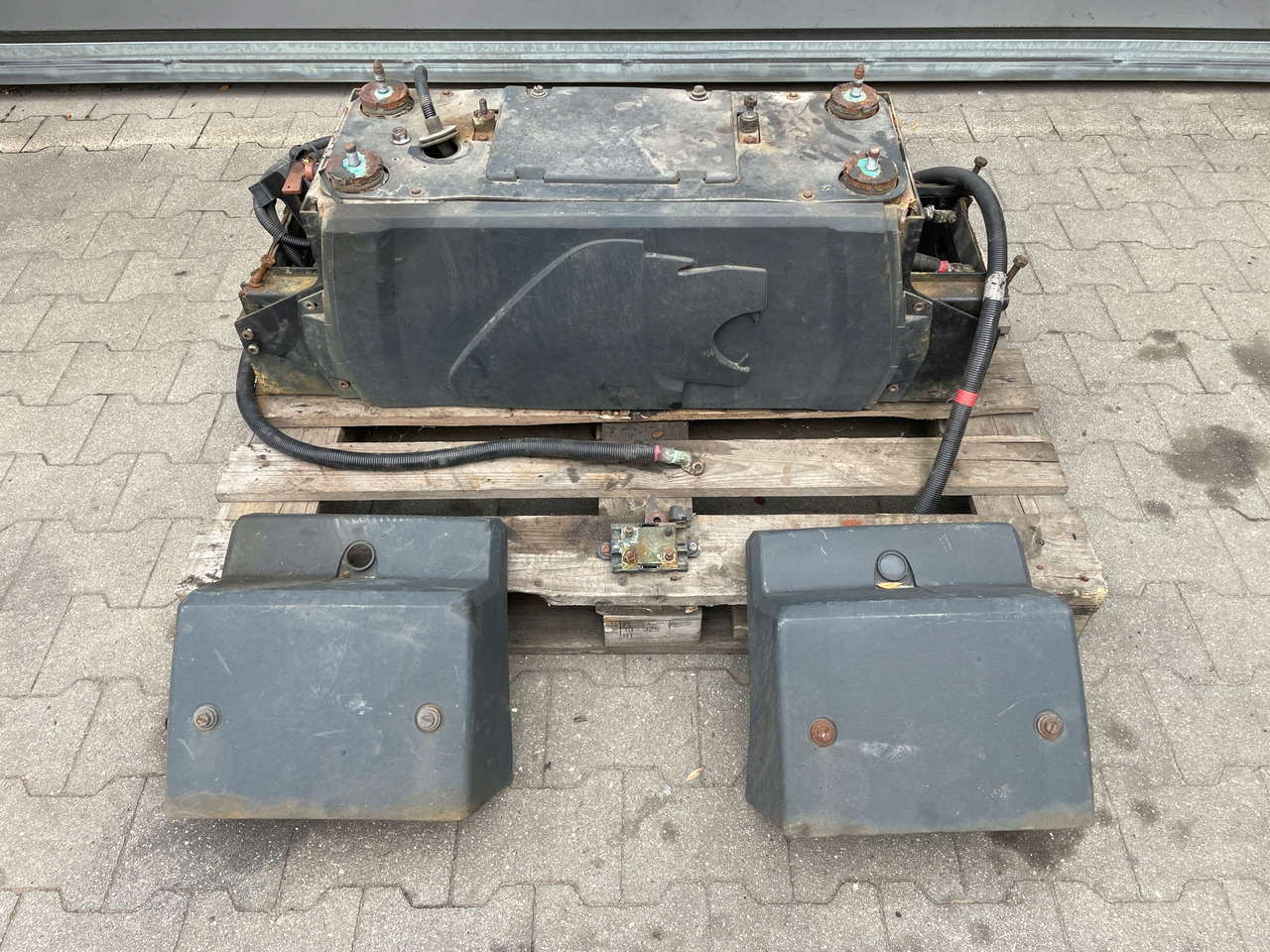 SKRZYNIA SKRZYNKA NA AKUMULATORY MAN TGX TGS 81418606147 - Accumulateur pour Camion: photos 2 SKRZYNIA SKRZYNKA NA AKUMULATORY MAN TGX TGS 81418606147 - Accumulateur pour Camion: photos 2