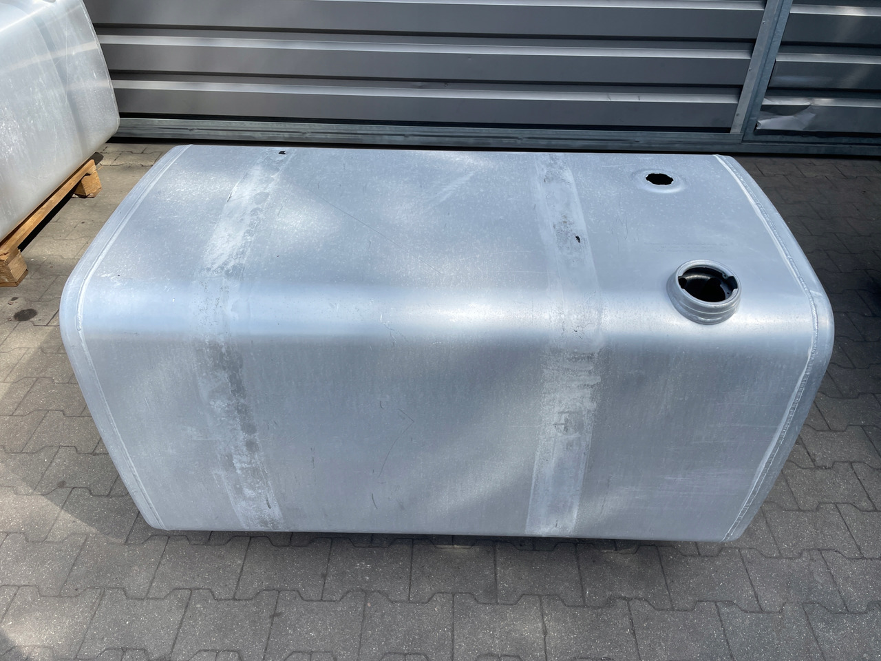 ZBIORNIK PALIWA IVECO STRALIS HI WAY 570 L 029535702 - Réservoir de carburant pour Camion: photos 1 ZBIORNIK PALIWA IVECO STRALIS HI WAY 570 L 029535702 - Réservoir de carburant pour Camion: photos 1