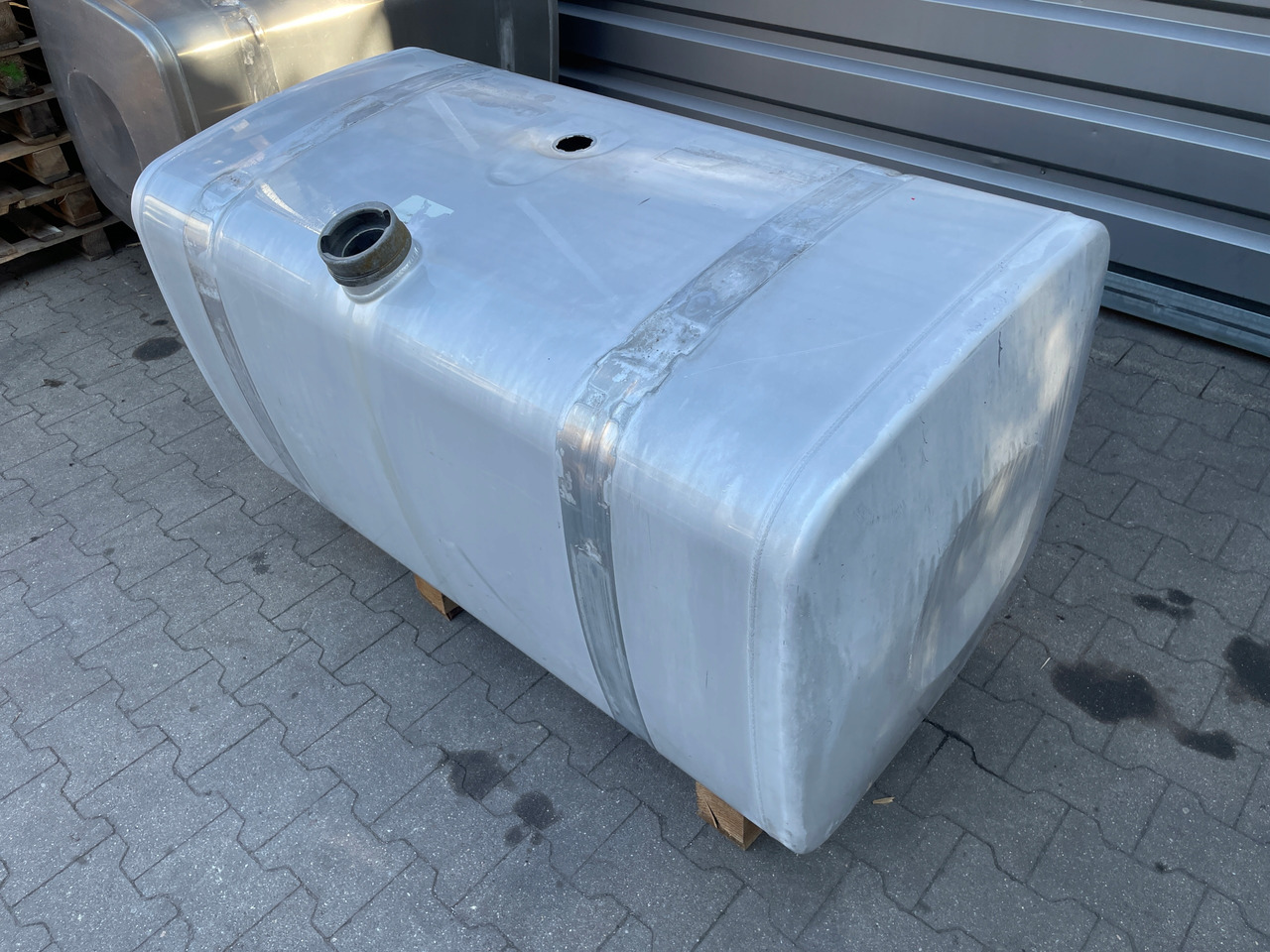 ZBIORNIK PALIWA MAN TGX TGS 580L 81122016934 - Réservoir de carburant pour Camion: photos 3 ZBIORNIK PALIWA MAN TGX TGS 580L 81122016934 - Réservoir de carburant pour Camion: photos 3