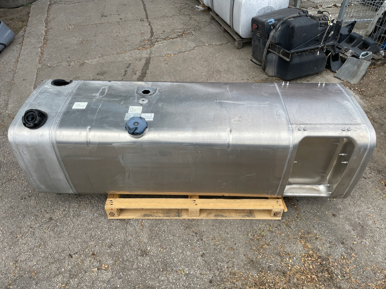 ZBIORNIK PALIWA MAN TGX TGS 680 L 75 AD BLUE 81122016726 - Réservoir de carburant pour Camion: photos 1 ZBIORNIK PALIWA MAN TGX TGS 680 L 75 AD BLUE 81122016726 - Réservoir de carburant pour Camion: photos 1