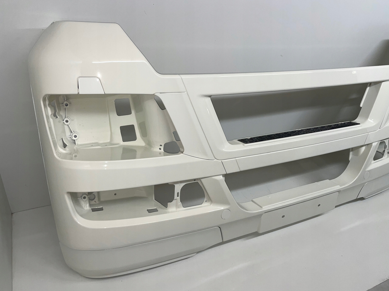 ZDERZAK MAN TGX RAL 9010 - Pare-chocs pour Camion: photos 3 ZDERZAK MAN TGX RAL 9010 - Pare-chocs pour Camion: photos 3