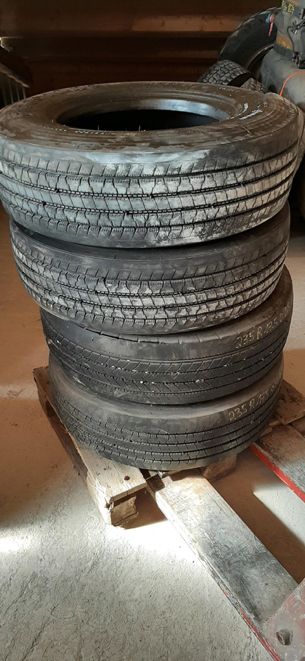 Gebrauchte FireStone FS 400 Reifen ohne Felgen, 235 / 75 R17,5 Artikel - Nr. : 81.99999 - 9999 - Pneu pour Camion: photos 4 Gebrauchte FireStone FS 400 Reifen ohne Felgen, 235 / 75 R17,5 Artikel - Nr. : 81.99999 - 9999 - Pneu pour Camion: photos 4