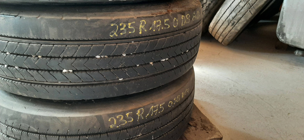 Gebrauchte FireStone FS 400 Reifen ohne Felgen, 235 / 75 R17,5 Artikel - Nr. : 81.99999 - 9999 - Pneu pour Camion: photos 3 Gebrauchte FireStone FS 400 Reifen ohne Felgen, 235 / 75 R17,5 Artikel - Nr. : 81.99999 - 9999 - Pneu pour Camion: photos 3