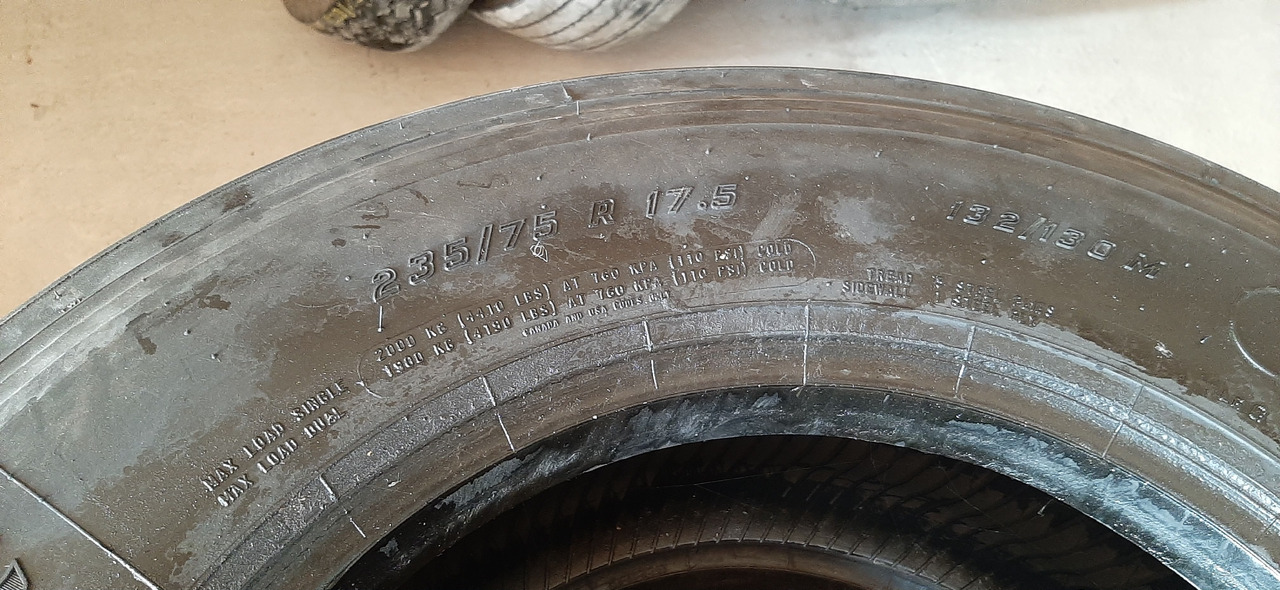 Gebrauchte FireStone FS 400 Reifen ohne Felgen, 235 / 75 R17,5 Artikel - Nr. : 81.99999 - 9999 - Pneu pour Camion: photos 5 Gebrauchte FireStone FS 400 Reifen ohne Felgen, 235 / 75 R17,5 Artikel - Nr. : 81.99999 - 9999 - Pneu pour Camion: photos 5
