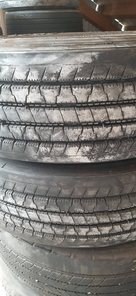 Gebrauchte FireStone FS 400 Reifen ohne Felgen, 235 / 75 R17,5 Artikel - Nr. : 81.99999 - 9999 - Pneu pour Camion: photos 2 Gebrauchte FireStone FS 400 Reifen ohne Felgen, 235 / 75 R17,5 Artikel - Nr. : 81.99999 - 9999 - Pneu pour Camion: photos 2