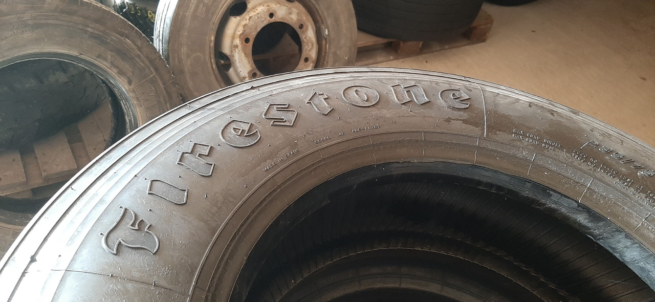 Gebrauchte FireStone FS 400 Reifen ohne Felgen, 235 / 75 R17,5 Artikel - Nr. : 81.99999 - 9999 - Pneu pour Camion: photos 1 Gebrauchte FireStone FS 400 Reifen ohne Felgen, 235 / 75 R17,5 Artikel - Nr. : 81.99999 - 9999 - Pneu pour Camion: photos 1