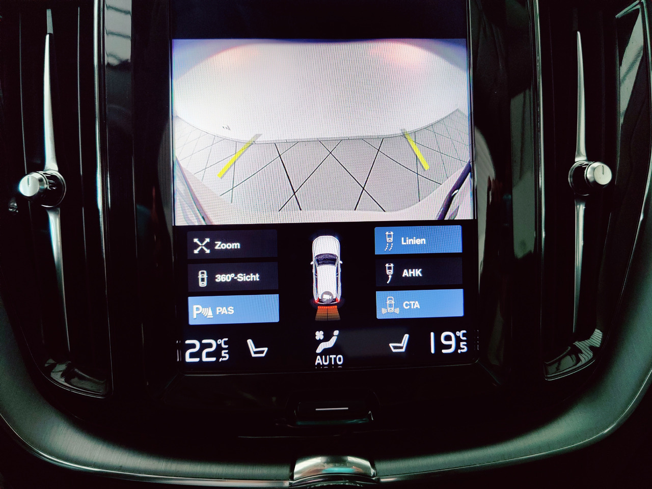 SUV Volvo XC60 t8 twin engine Momentum Plug-In Hybrid AWD AHK Leder Navi: photos 13 SUV Volvo XC60 t8 twin engine Momentum Plug-In Hybrid AWD AHK Leder Navi: photos 13