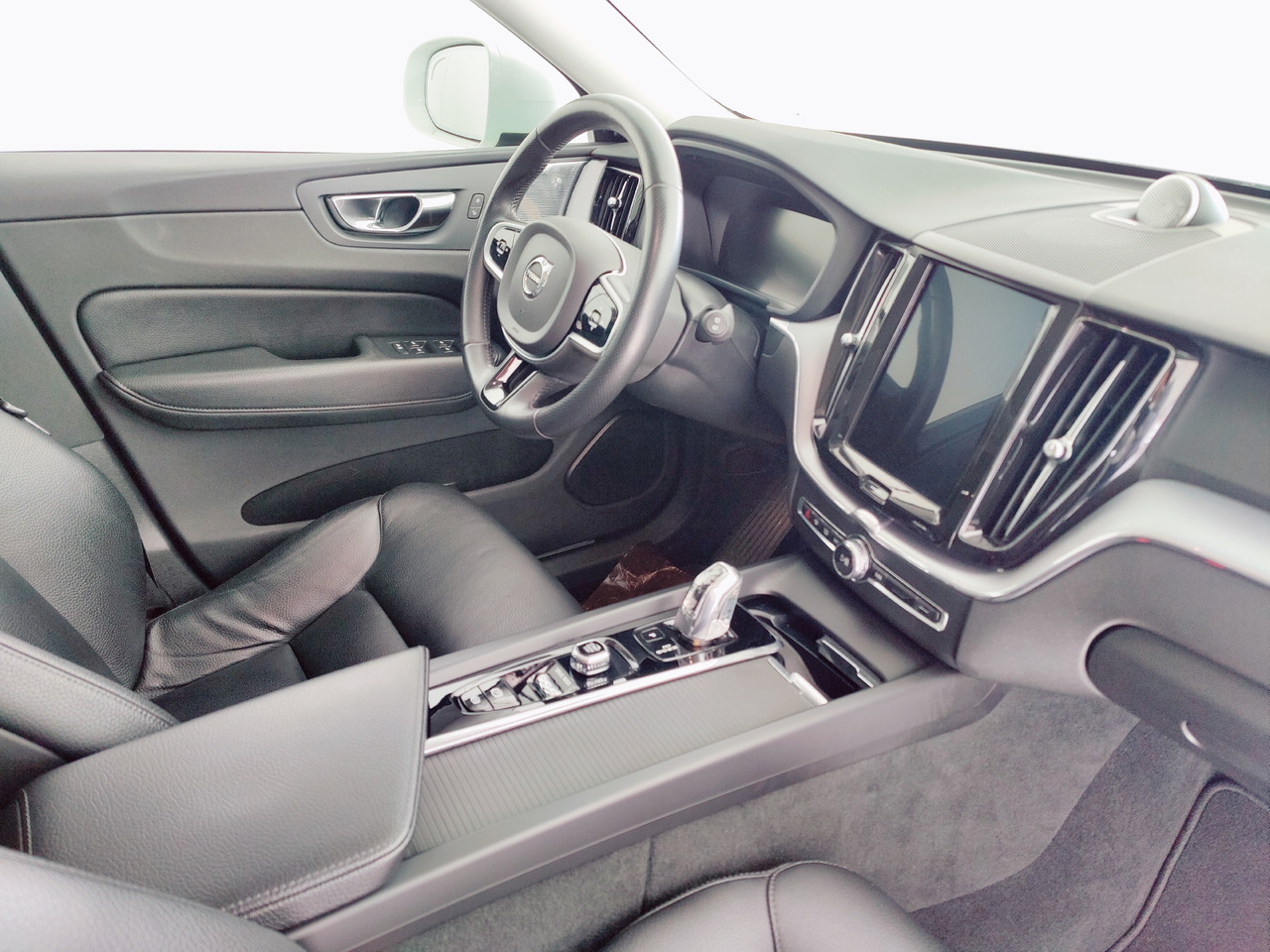 SUV Volvo XC60 t8 twin engine Momentum Plug-In Hybrid AWD AHK Leder Navi: photos 11 SUV Volvo XC60 t8 twin engine Momentum Plug-In Hybrid AWD AHK Leder Navi: photos 11