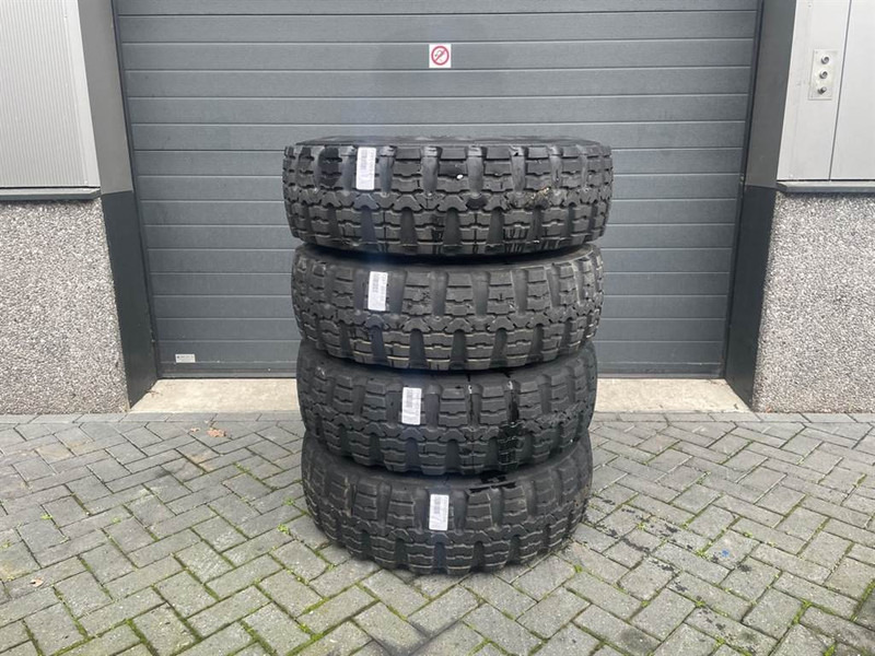 Atlas AR65-Continental 12.5R20-Tire/Reifen/Band - Pneus et jantes pour Engins de chantier: photos 1 Atlas AR65-Continental 12.5R20-Tire/Reifen/Band - Pneus et jantes pour Engins de chantier: photos 1