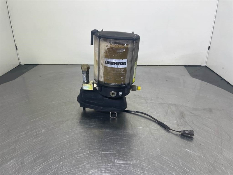 Liebherr A934C-10228443-Lubricating pump/Vetsmeerpomp - Frame/ Châssis pour Engins de chantier: photos 1 Liebherr A934C-10228443-Lubricating pump/Vetsmeerpomp - Frame/ Châssis pour Engins de chantier: photos 1