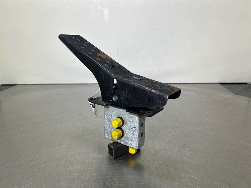 Terex TW150-Atlas 6073926-Pedal/Pedaal - Cabine et intérieur pour Engins de chantier: photos 1 Terex TW150-Atlas 6073926-Pedal/Pedaal - Cabine et intérieur pour Engins de chantier: photos 1