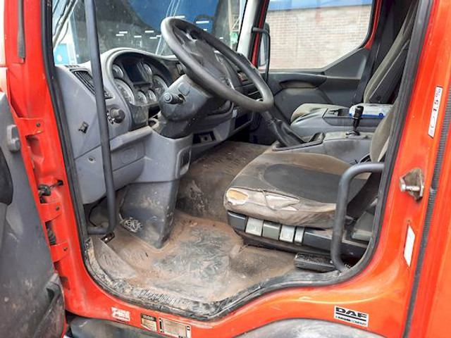 Photo d'intérieur 1: Camion plateau DAF LF45.220 Photo d'intérieur 1: Camion plateau DAF LF45.220