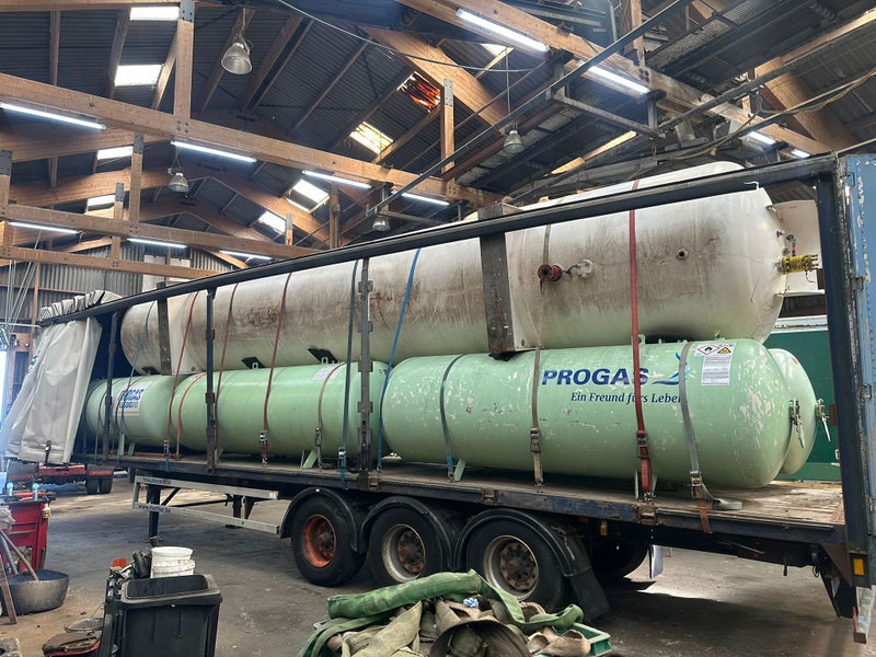 FULL TRAILER LOADED WITH LPG TANKS - Semi-remorque rideaux coulissants: photos 1 FULL TRAILER LOADED WITH LPG TANKS - Semi-remorque rideaux coulissants: photos 1