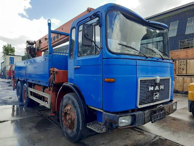 MAN 26.280 DF 6X4 PALFINGER CRANE - Camion plateau: photos 2 MAN 26.280 DF 6X4 PALFINGER CRANE - Camion plateau: photos 2