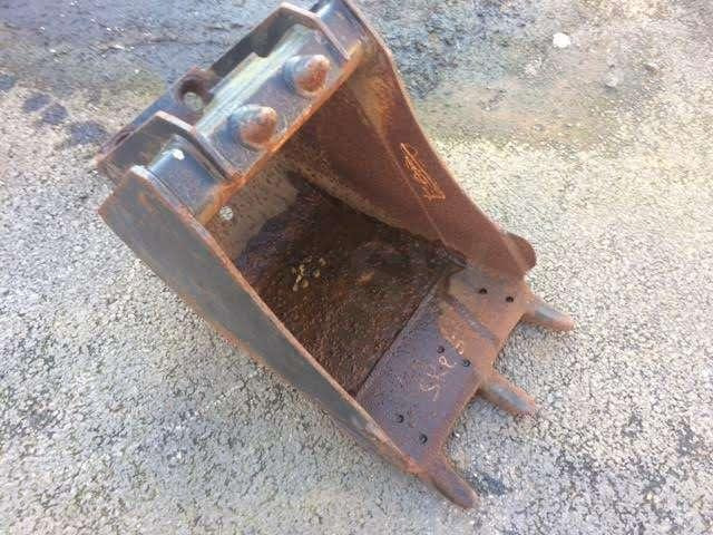 VOLVO 380mm - VOVLO 2,5 Tonnes - Godet pour pelle: photos 1 VOLVO 380mm - VOVLO 2,5 Tonnes - Godet pour pelle: photos 1