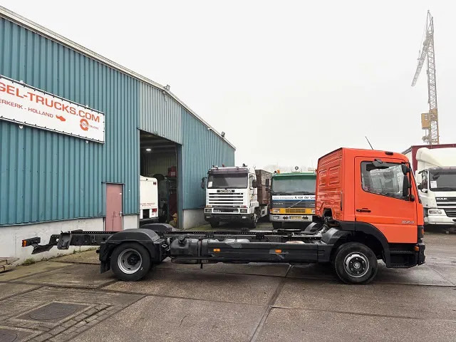 Mercedes-Benz Atego 823L DAY CAB (6-CILINDER) 4x2 CHASSIS (MANUAL GEARBOX / SPER DIFFERENTIAL / 6-CILINDER ENGINE) - Châssis cabine: photos 4 Mercedes-Benz Atego 823L DAY CAB (6-CILINDER) 4x2 CHASSIS (MANUAL GEARBOX / SPER DIFFERENTIAL / 6-CILINDER ENGINE) - Châssis cabine: photos 4