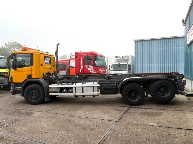 Scania P114-340 6x2 WITH MULTILIFT CONTAINERSYSTEM ONLY 80.500 KM!! ORIGINAL (10 TIRES / FULL STEEL SUSPENSION / 12 GEARS MANUAL GEARBO - Camion porte-conteneur/ Caisse mobile: photos 5 Scania P114-340 6x2 WITH MULTILIFT CONTAINERSYSTEM ONLY 80.500 KM!! ORIGINAL (10 TIRES / FULL STEEL SUSPENSION / 12 GEARS MANUAL GEARBO - Camion porte-conteneur/ Caisse mobile: photos 5