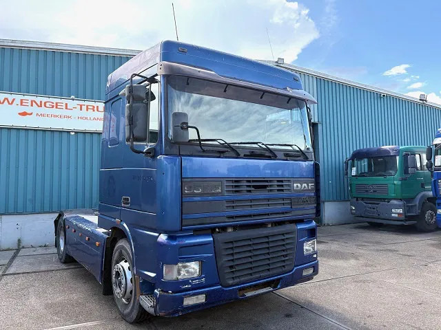 DAF 95.380 XF SPACECAB (EURO 2 / ZF16 MANUAL GEARBOX / HYDRAULIC KIT / P.T.O. / SIDE SKIRTS / AIRCONDITIONING) - Tracteur routier: photos 2 DAF 95.380 XF SPACECAB (EURO 2 / ZF16 MANUAL GEARBOX / HYDRAULIC KIT / P.T.O. / SIDE SKIRTS / AIRCONDITIONING) - Tracteur routier: photos 2