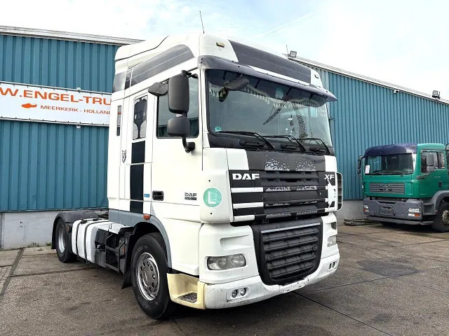 DAF XF 105.460 ATE SPACECAB (EURO 5 / ZF16 MANUAL GEARBOX / 995+500 LITER DIESELTANK / FRIDGE UNDER BED / ETC.) - Tracteur routier: photos 2 DAF XF 105.460 ATE SPACECAB (EURO 5 / ZF16 MANUAL GEARBOX / 995+500 LITER DIESELTANK / FRIDGE UNDER BED / ETC.) - Tracteur routier: photos 2